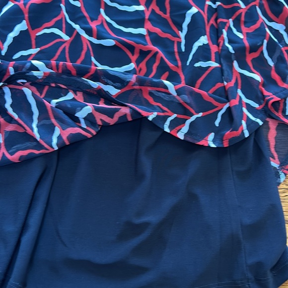 Linda Matthews red and black bat wing blouse. Size Large. - Picture 3 of 9